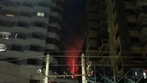 রাজধানীর কাঁটাবনে বহুতল ভবনে আগুন